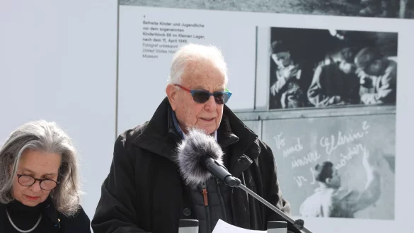 Der KZ-Überlebende Naftali Fürst appellierte daran, «Mensch» zu bleiben. - © Bodo Schackow/dpa