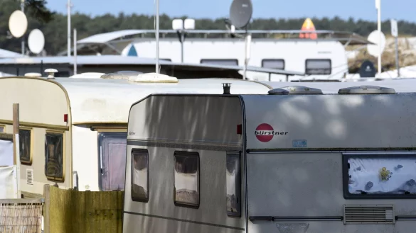 Blick auf einen gut gef&uuml;llten Campingplatz - auch andere Campingpl&auml;tze Nordrhein-Westfalens k&ouml;nnten in den Osterferien gut besucht sein. - &copy; Frank Hormann/dpa-Zentralbild/dpa