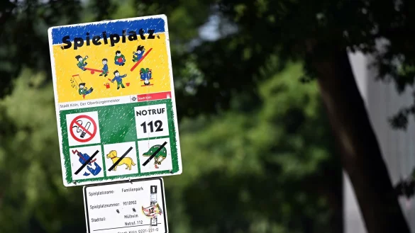 So sehen viele Kölner Spielplatz-Schilder bislang aus - ihre Stunden sind womöglich gezählt. (Archiv) - © Federico Gambarini/dpa