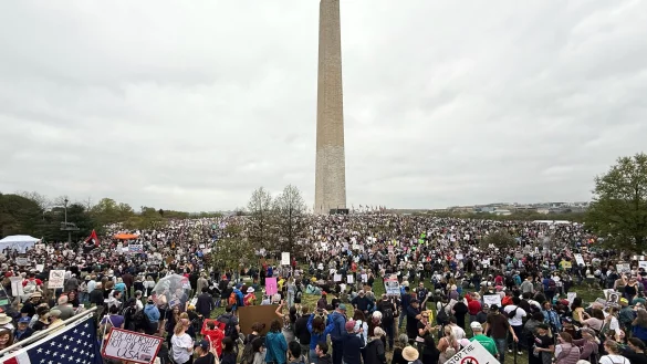 Eine große Demonstration gab es in der US-Hauptstadt Washington, unweit des Weißen Hauses. - © Jose Luis Magana/AP/dpa