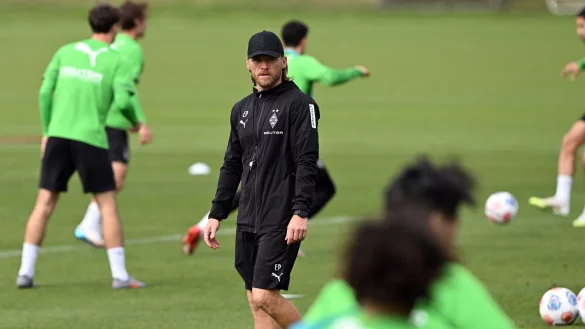 Erste Einheit am Mittwoch: Borussias neuer Trainer Eugen Polanski inmitten Gladbacher Spieler. - &copy; Federico Gambarini/dpa