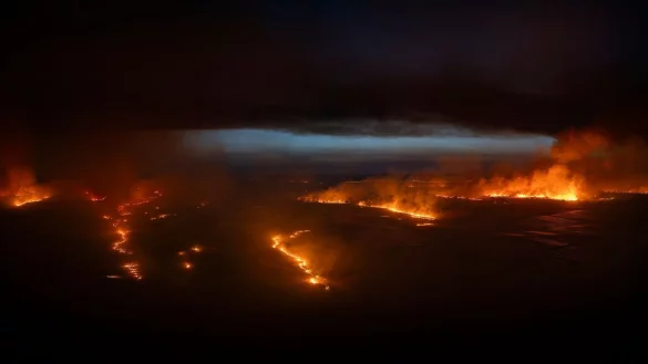 Deutsche Feuerwehrleute aus Nordrhein-Westfalen und Niedersachsen werden voraussichtlich in der Extremadura bei der Waldbrandbekämpfung helfen. - © Carlos Criado/EUROPA PRESS/dpa