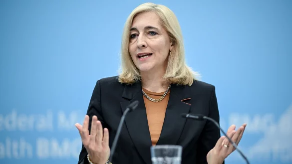 Gesundheitsministerin Warken will die Kassenbeiträge noch stabilisieren. - © Britta Pedersen/dpa