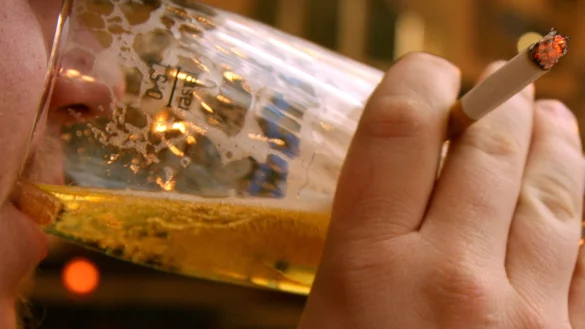 Dass Rauchen und Trinken Krebs fördern, ist hinlänglich bekannt. Weniger Menschen wissen, dass auch Übergewicht zu den wichtigsten Risikofaktoren zählt. (Archivbild) - © picture alliance / dpa