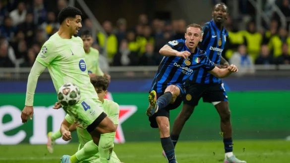 Die Entscheidung: Inters Davide Frattesi (r.) trifft in der Verlängerung. - © Luca Bruno/AP/dpa