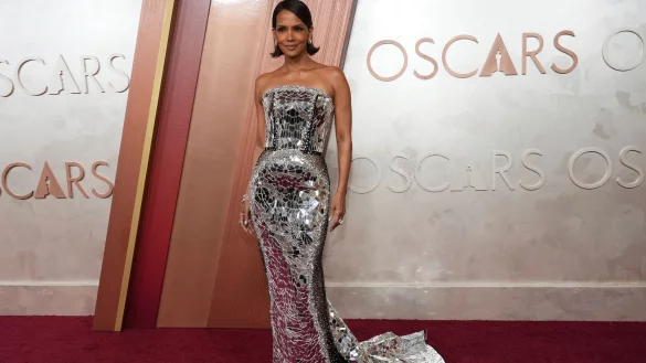 Halle Berry küsste Adrien Brody vor der Oscar-Verleihung auf den Mund. - © Jordan Strauss/Invision/AP/dpa