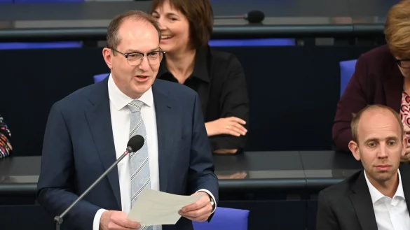 Bundesinnenminister Alexander Dobrindt (CSU) hat die verschärften Grenzkontrollen verteidigt. - © Katharina Kausche/dpa