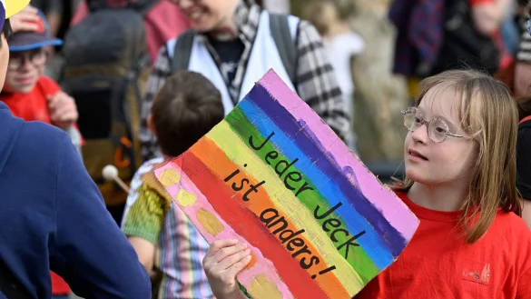 In Köln haben rund 350 Menschen für Vielfalt und das Recht auf Inklusion demonstriert. - © Roberto Pfeil/dpa