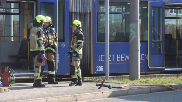 In einer Straßenbahn in Gera wurde eine Frau mit einer brennbaren Flüssigkeit übergossen und angezündet. - © Bodo Schackow/dpa