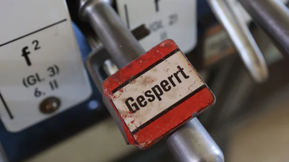 Die Stellwerke der Bahn sind zum Teil mehr als 100 Jahre alt. (Archivbild) - © Matthias Bein/dpa