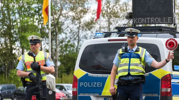 Die deutschen Grenzen werden nach Anweisung des Bundesinnenministers stärker kontrolliert. - © Marcus Golejewski/dpa