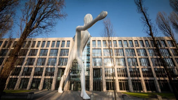 Die Zentrale der Rückversicherung Munich Re. Ihre Fachleute haben die weltweite Entwicklung der Cyberkriminalität im Blick. (Archivbild) - © Peter Kneffel/dpa