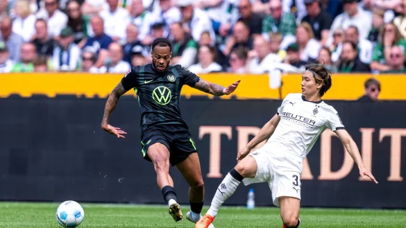 Nmecha wechselt in die Premier League. - © David Inderlied/dpa