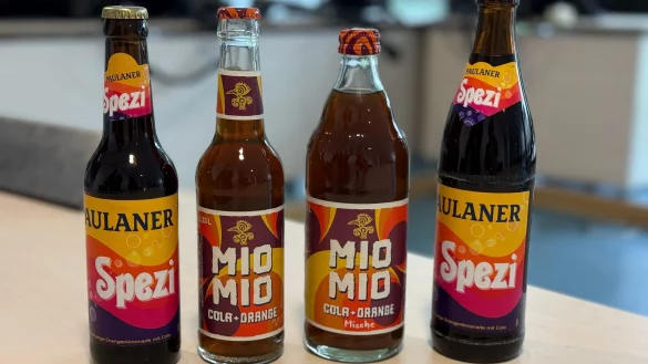 Wie &auml;hnlich sind die Flaschen? &laquo;Schauen Sie es sich selbst an&raquo;, r&auml;t der Richter. - &copy; Christof R&uuml;hrmair/dpa