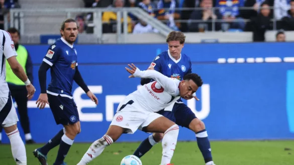 Düsseldorfs Myron van Brederode behauptet den Ball. - © Philipp von Ditfurth/dpa