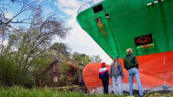 Das war knapp: Ein Containerschiff ist in einem norwegischen Fjord kurz vor einem Haus am Wasser zum Stehen gekommen. - &copy; Jan Langhaug/NTB/dpa
