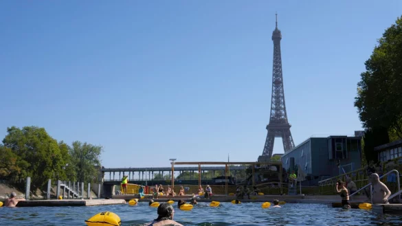 Die neuen Freibäder in der Seine kommen bei Einwohnern und Touristen gut an (Archivbild). - © Aurelien Morissard/AP/dpa