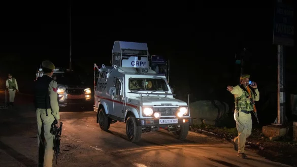 Indische Polizisten kontrollieren Straßen im Süden Kaschmirs, nachdem dort Angreifer wahllos das Feuer auf Touristen eröffnet haben. - © Dar Yasin/AP/dpa