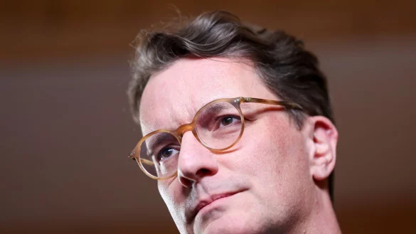 NRW-Ministerpräsident Hendrik Wüst (CDU) macht vor Bund-Länder-Gesprächen zum steuerlichen Entlastungsprogramm für die Wirtschaft Druck auf den Bund. (Foto-Archiv) - © Thomas Banneyer/dpa