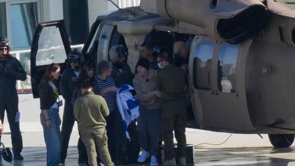 Insgesamt drei aus Israel entführte Männer kamen im Rahm eines Deals zwischen Israel und der Hamas am Samstag frei. - © Ohad Zwigenberg/AP/dpa