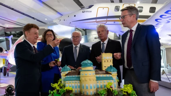 Festakt mit Torte - in Museumsform. - &copy; Sven Hoppe/dpa