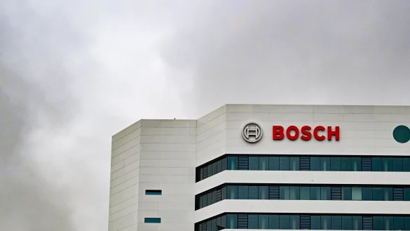 Autozulieferer Bosch will weitere Stellen abbauen. (Archivbild) - © Bernd Weißbrod/dpa