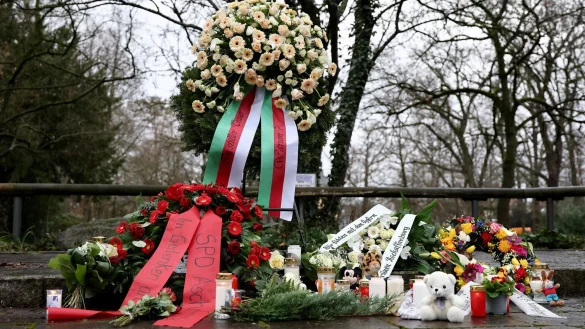 Menschen haben Blumen niedergelegt. - © Daniel Löb/dpa