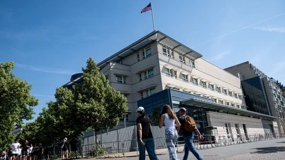 Die US-amerikanische Botschaft in Berlin lobt das mutige Eingreifen des 20 Jahre alten US-B&uuml;rgers. Laut Polizei soll er eingeschritten sein, als zwei M&auml;nner junge Frauen bel&auml;stigten. Daraufhin wurde der 20-J&auml;hrige mit einem Messer angegriffen. (Archivbild) - &copy; Fabian Sommer/dpa