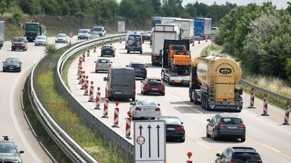 Drohen Baustopps wegen fehlenden Geldes? (Archivbild) - © Sebastian Kahnert/dpa