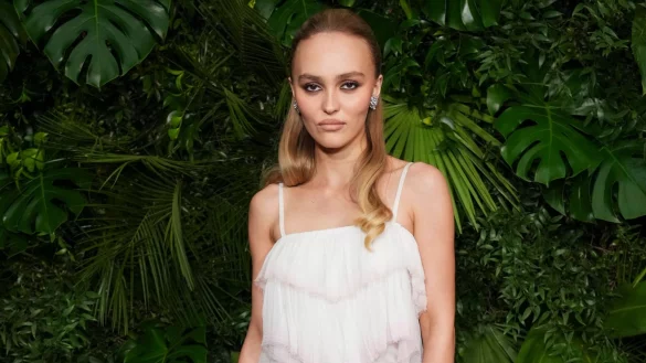 Schauspielerin Lily-Rose Depp schaut in typischer roter Teppich-Pose mit kühler Miene in die Kamera. (Archivbild) - © Jordan Strauss/Invision via AP/dpa
