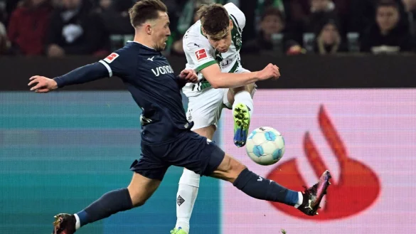Umkämpfte Partie im Borussia-Park. - © Federico Gambarini/dpa