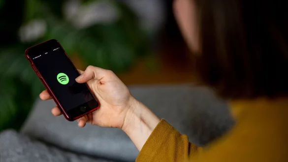 Betr&uuml;ger haben es derzeit auf die pers&ouml;nlichen Daten und Zahlungsinformationen von Spotify-Nutzern abgesehen. - &copy; Fabian Sommer/dpa/dpa-tmn