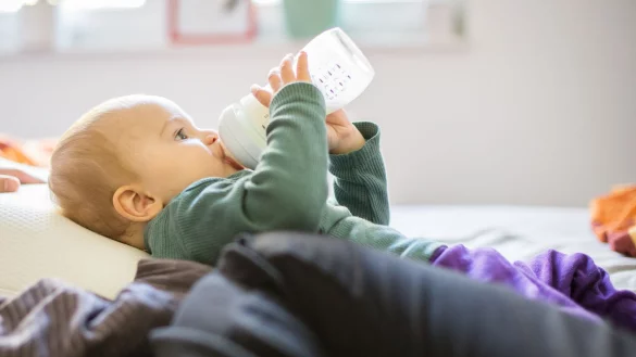 Aufgrund der möglichen leberschädigenden Eigenschaften durch Estragol raten Mediziner davon ab, Babys und Kleinkindern Fencheltee zu geben. - © Christin Klose/dpa-tmn