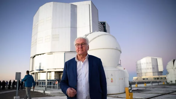Bundespr&auml;sident Frank-Walter Steinmeier kann sich f&uuml;r Weltraumtechnik begeistern. - &copy; Bernd von Jutrczenka/dpa