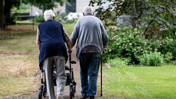 Irgendwann geht es für viele mit Arthrose nicht mehr ohne - nicht ohne Schmerzen, nicht ohne Gehilfe. (Symbolbild) - © Fabian Sommer/dpa