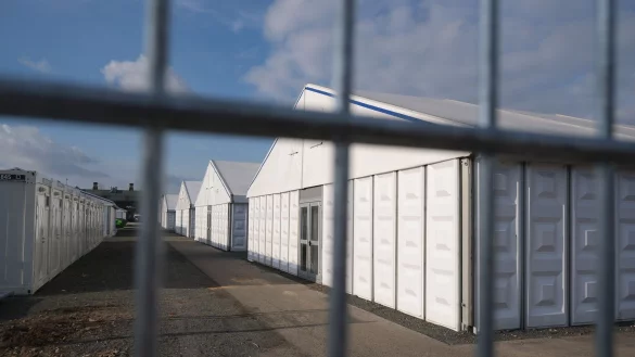 Im ersten Halbjahr zählte die Polizei Hunderte Straftaten gegen Asylbewerber außerhalb von Unterkünften. (Archivbild) - © Sebastian Willnow/dpa