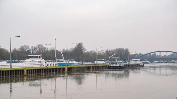 Verdi bestreikt die Schleuse am Dortmund-Ems Kanal in M&uuml;nster. Viele Schiffe sitzen fest. - &copy; Guido Kirchner/dpa
