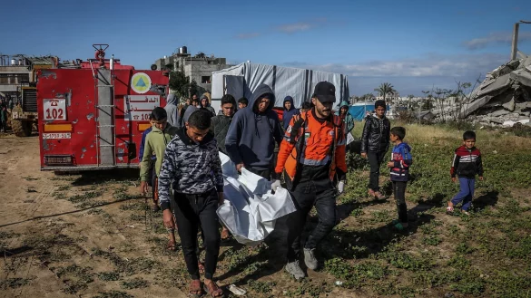 Pal&auml;stinenser tragen im Gazastreifen eine Leiche. - &copy; Abed Rahim Khatib/dpa