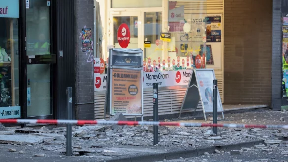 Nachdem Passanten in Bonn durch herabst&uuml;rzende Teile einer Hausfassade getroffen und verletzt wurden, pr&uuml;ft die Polizei den Vorfall auf eine strafrechtliche Bedeutung. - &copy; Thomas Banneyer/dpa