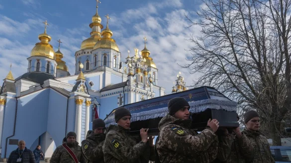 Soldatenbegräbnisse sind für die Ukraine bitterer Alltag geworden. (Archivbild) - © Efrem Lukatsky/AP/dpa