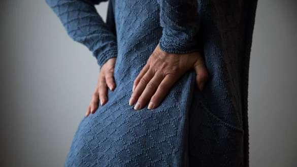 Schmerzen w&auml;hrend der Periode k&ouml;nnen in den unteren R&uuml;cken ausstrahlen. - &copy; Christin Klose/dpa-tmn