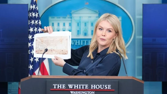 Projektgrafiken zeigen goldene Kronleuchter über einem Saal im hell gehaltenen Look. - © Mark Schiefelbein/AP/dpa