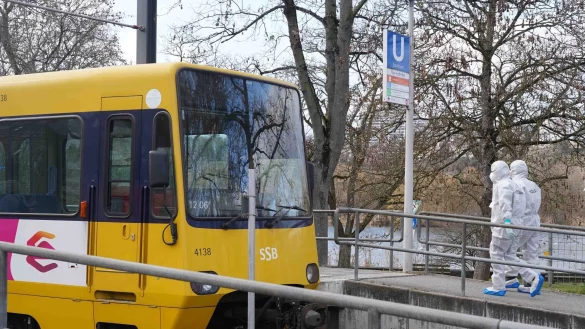 Ein Zwölfjähriger ist bei einem Unfall mit einer Straßenbahn tödlich verletzt worden. - © Andreas Rosar/dpa