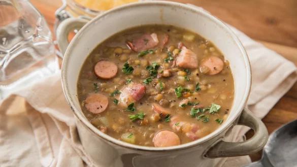 Linsen behalten ihr Aroma besser, wenn sie von Anfang an in Salzwasser gekocht werden. - &copy; Christin Klose/dpa-tmn