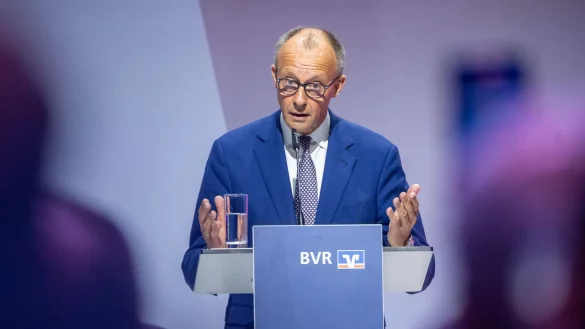 Der Kanzler erkl&auml;rt den Verbrauchern das Nein zur Stromsteuersenkung f&uuml;r alle. - &copy; Michael Kappeler/dpa