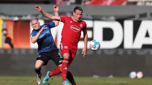 Edgar Prib (r), hier im Trikot von Fortuna Düsseldorf, beendet seine Karriere. - © Friso Gentsch/dpa