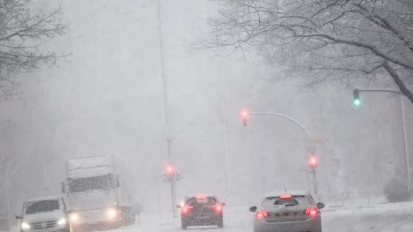 Starker Schneefall in Hamburg: Gefrierender Regen sorgt laut Deutschem Wetterdienst für Glatteisgefahr im gesamten Bundesgebiet. - © Christian Charisius/dpa