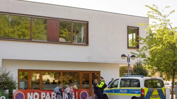 Die Polizei steht vor einer Grundschule im Berliner Bezirk Spandau, während Schüler am Morgen zur Schule kommen. - © Julius-Christian Schreiner/dpa