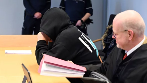Der Angeklagte mit seinem Verteidiger bei Prozessbeginn (Archivfoto) - © Federico Gambarini/dpa