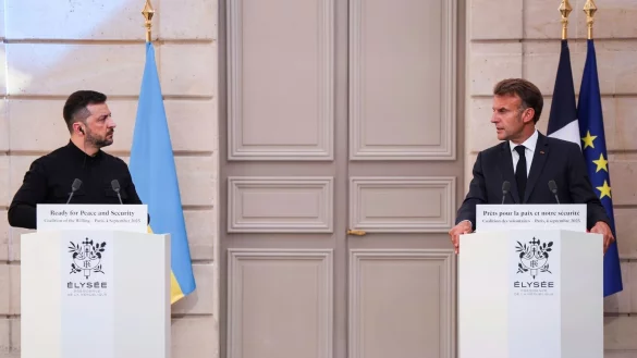 Frankreichs Präsident Macron und sein ukrainischer Kollege Selenskyj hielten eine Pressekonferenz ab. - © Ludovic Marin/Pool AFP/AP/dpa